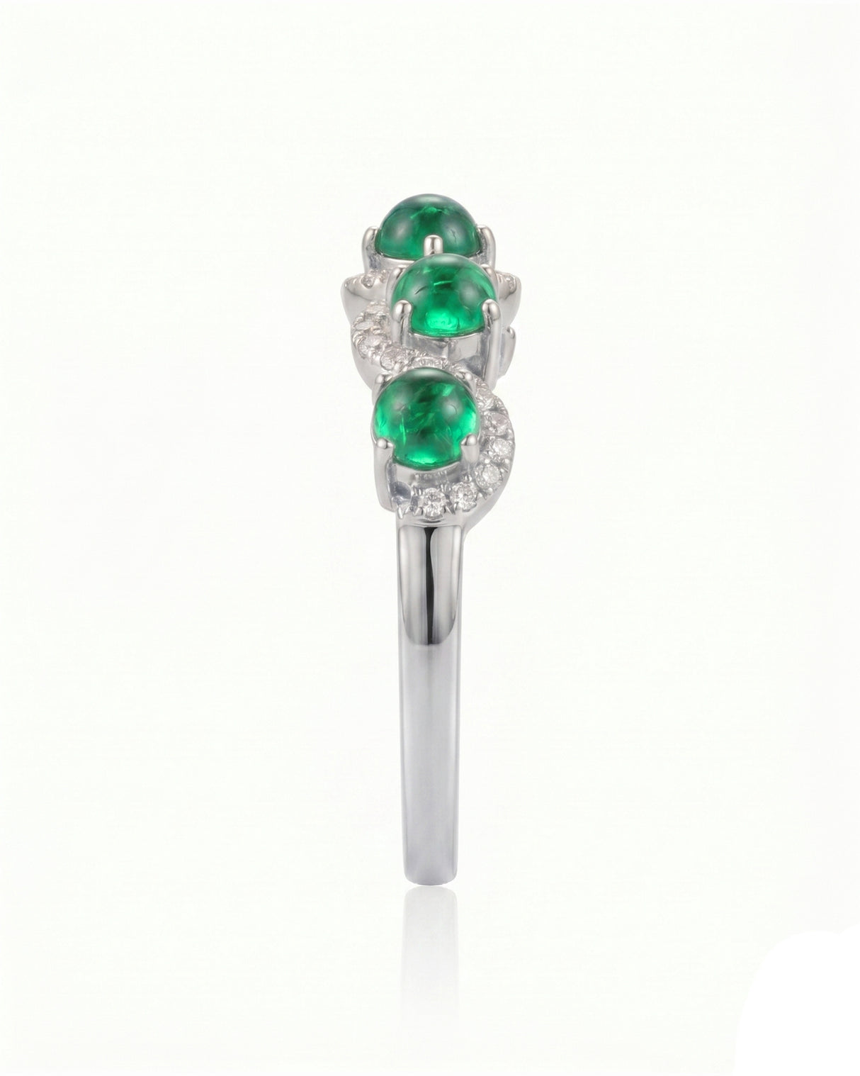 Luxury natural emerald and diamond wave band in 18K White Gold | SARATTI