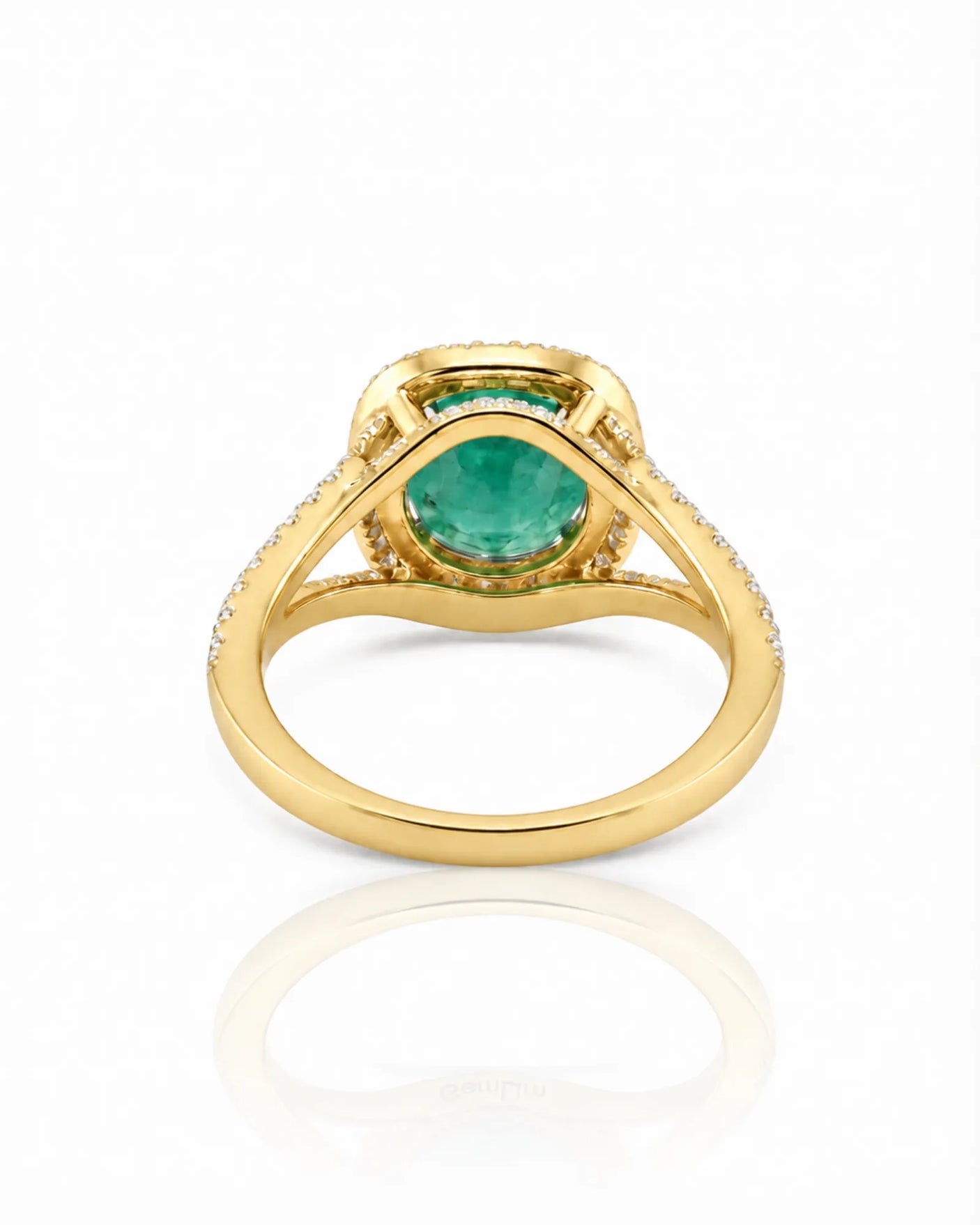 Luxury natural emerald bridal set with moissanite split-shank detailing in yellow gold | SARATTI