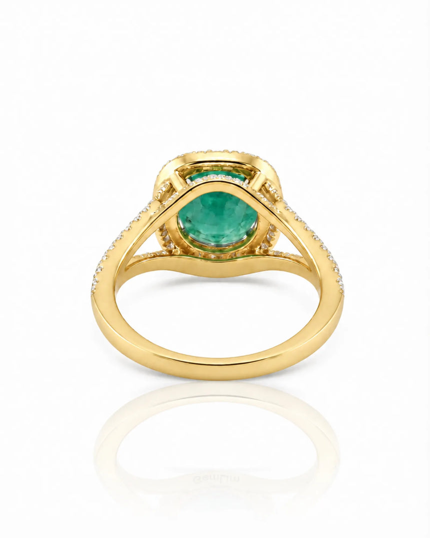 Luxury natural emerald bridal set with moissanite split-shank detailing in yellow gold | SARATTI