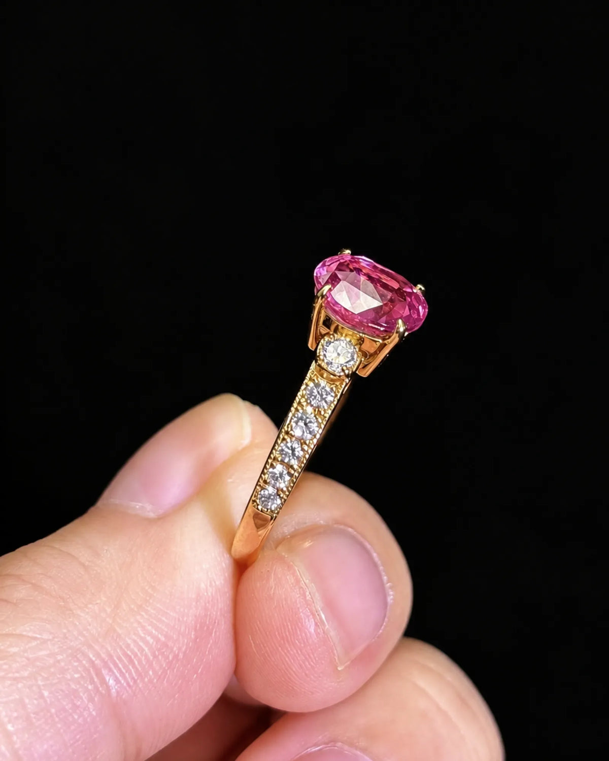 Luxury oval purple sapphire ring with graduated diamond band detailing in 18K yellow gold - SARATTI