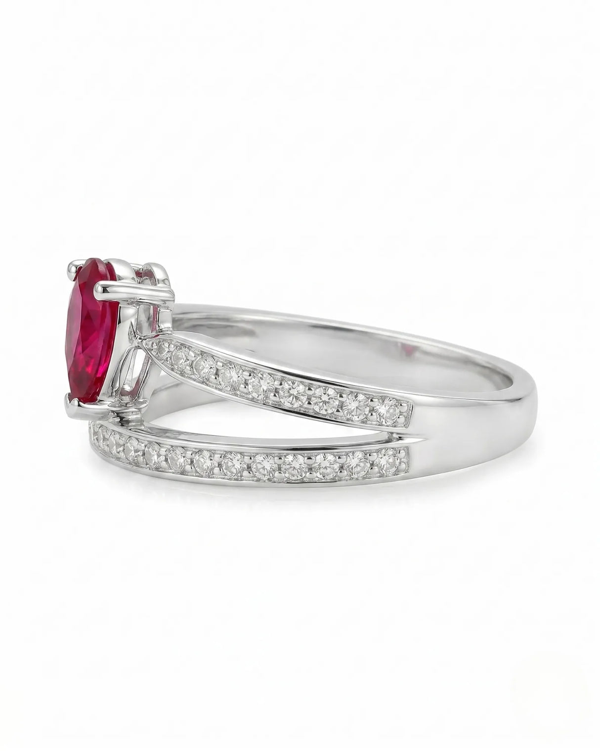 Luxury pear shaped ruby ring with diamond pavé in elegant platinum craftsmanship | SARATTI