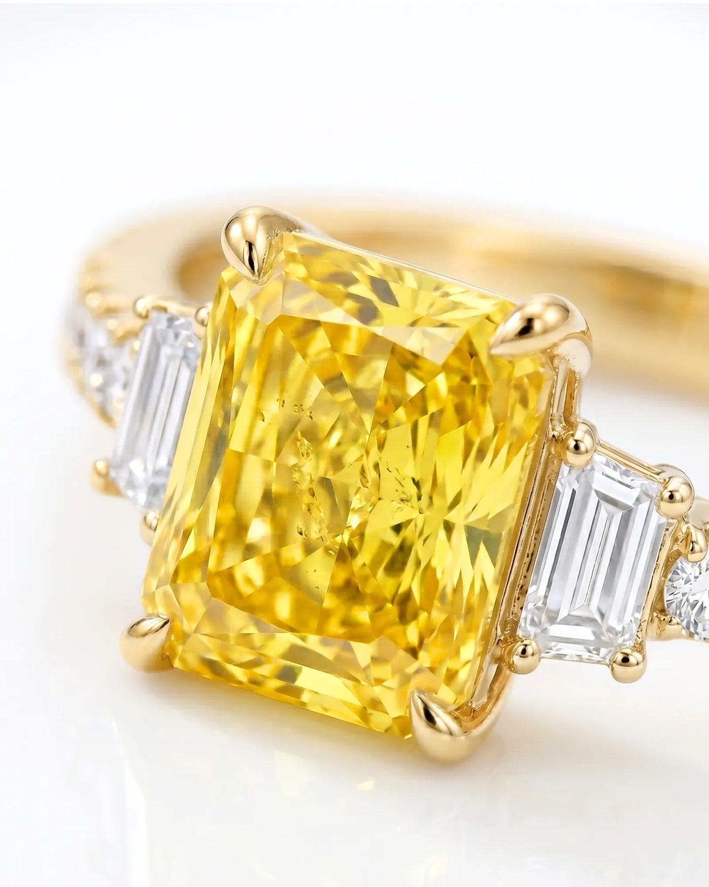 Luxury radiant sapphire ring with trapezoid diamonds in polished 18K yellow gold - SARATTI