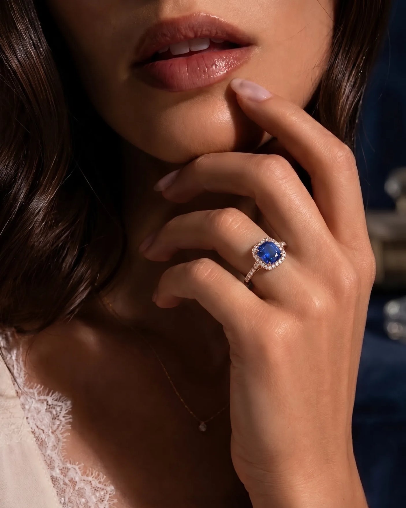 Luxury royal blue sapphire ring with diamond shoulders in 18K rose gold | SARATTI