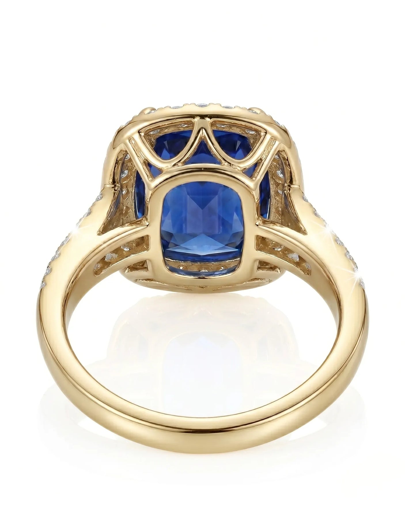 Luxury royal blue sapphire ring with diamond shoulders in 18K yellow gold | SARATTI