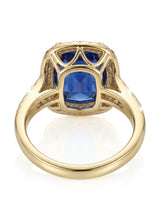 Luxury royal blue sapphire ring with diamond shoulders in 18K yellow gold | SARATTI
