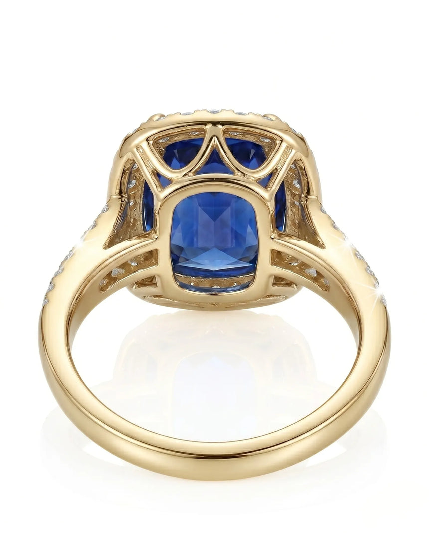 Luxury royal blue sapphire ring with diamond shoulders in 18K yellow gold | SARATTI