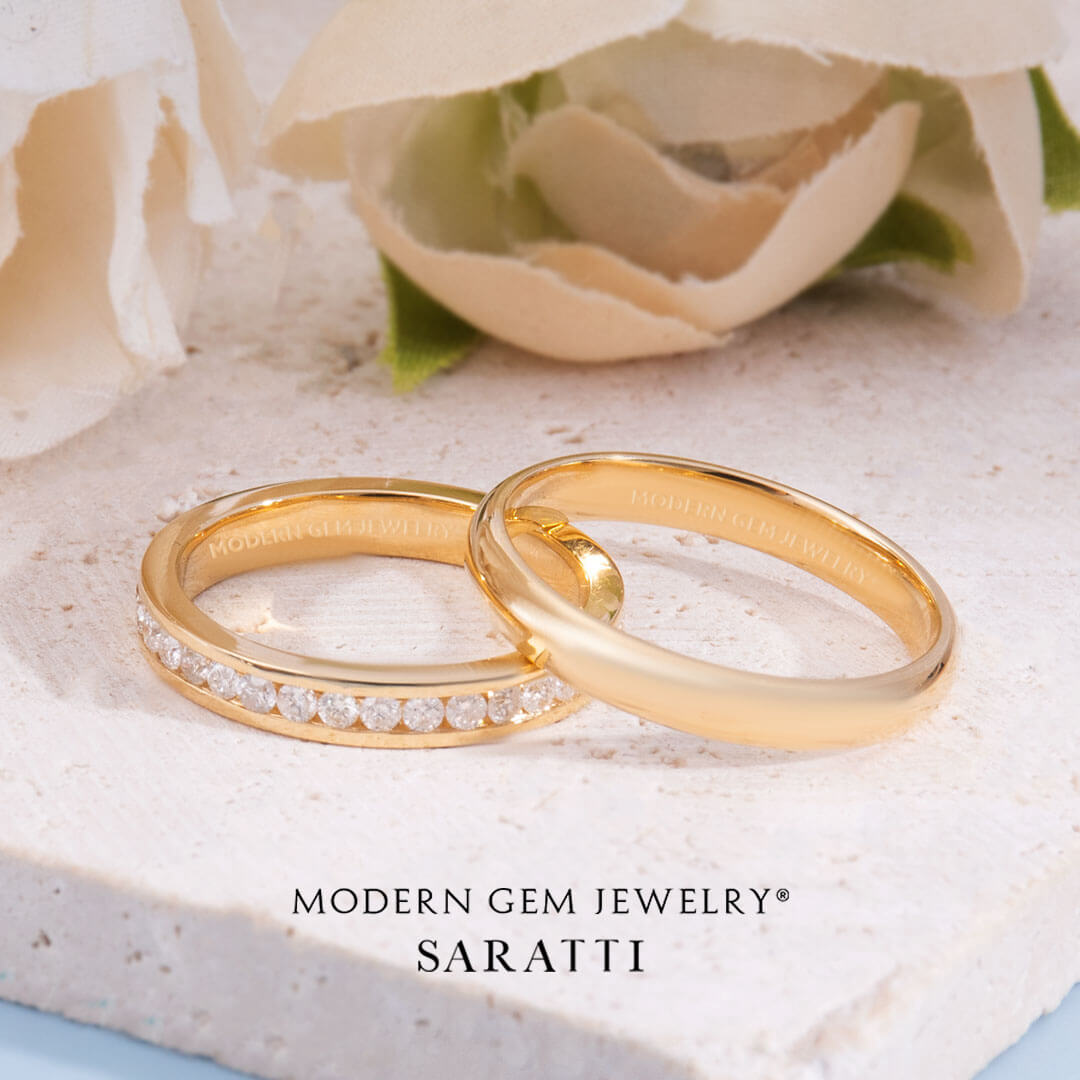 Matching Wedding Ring Set on Marble Background | Modern Gem Jewelry | Saratti 