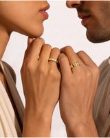 Matching diamond wedding ring set with elegant structure and warm 18K yellow gold craftsmanship | SARATTI