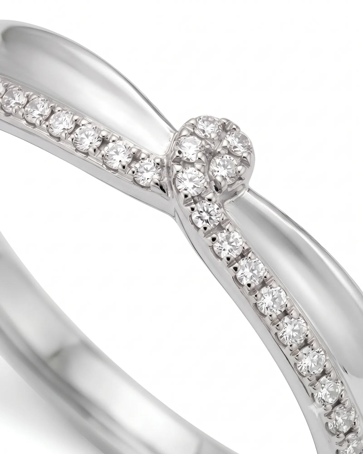 Matching wedding band set with flowing X-inspired structure and smooth 18K white gold finish | SARATTI