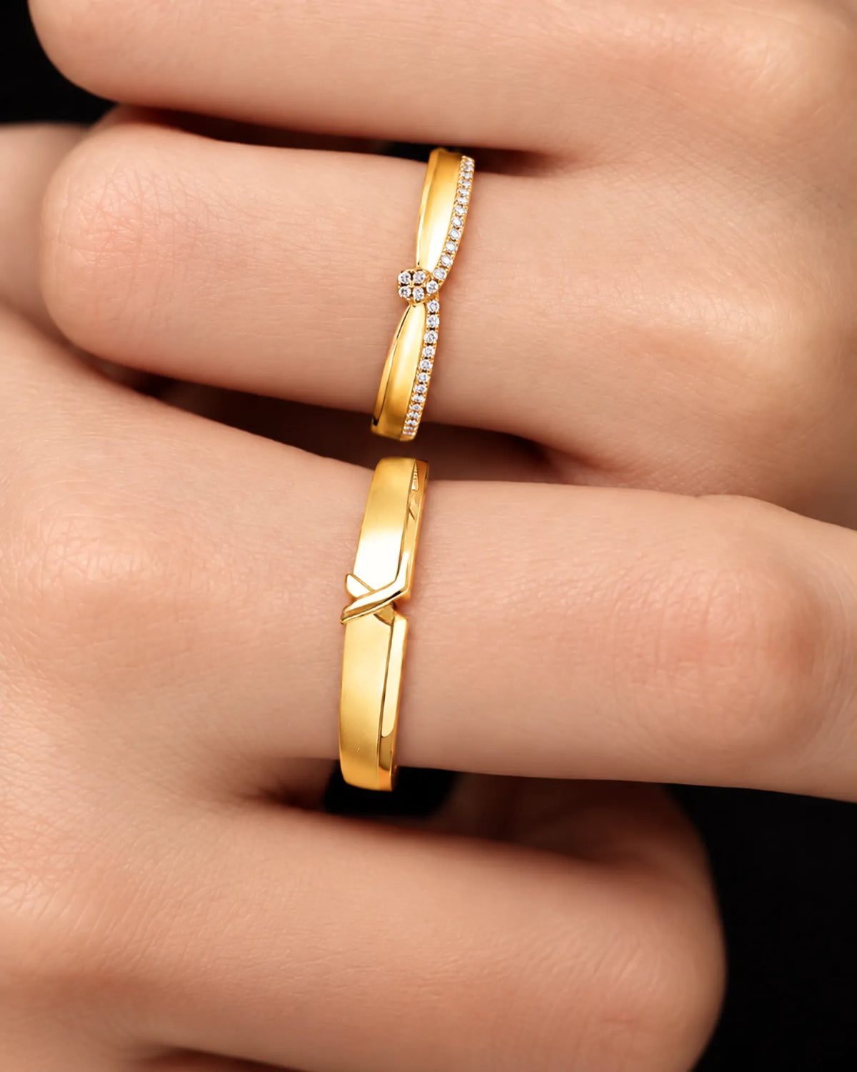 Matching wedding band set with flowing X-inspired structure and smooth 18K yellow gold finish | SARATTI