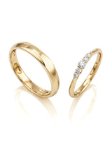 Matching wedding band set with graceful design and polished 18K yellow gold finishing | SARATTI