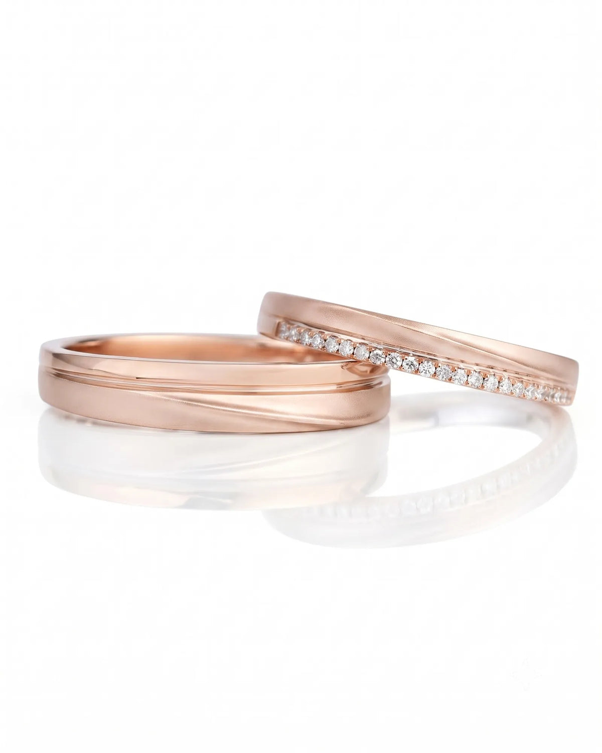 Matching wedding ring set with smooth curved surfaces and harmonious 18K rose gold construction | SARATTI