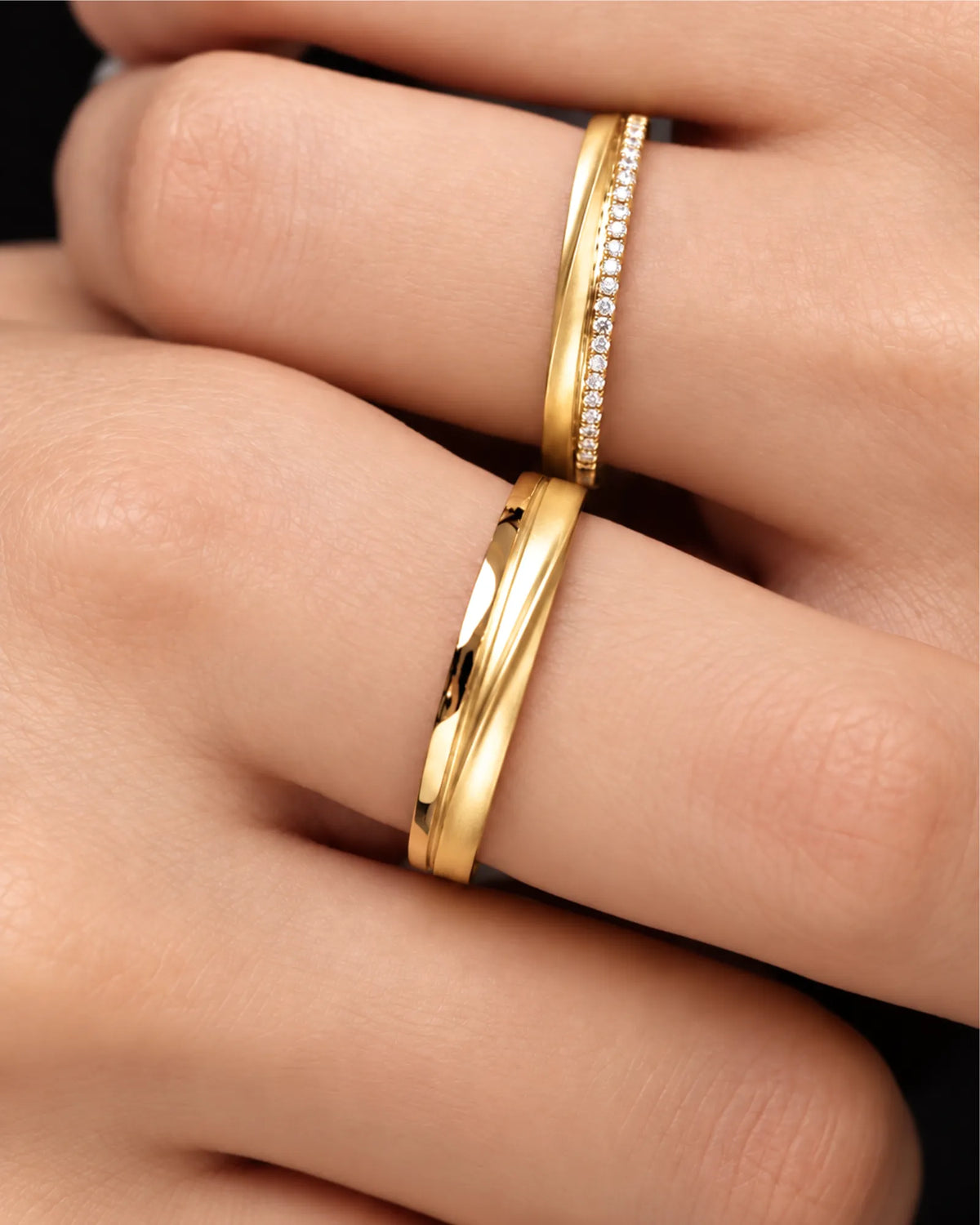 Matching wedding ring set with smooth curved surfaces and harmonious 18K yellow gold construction | SARATTI