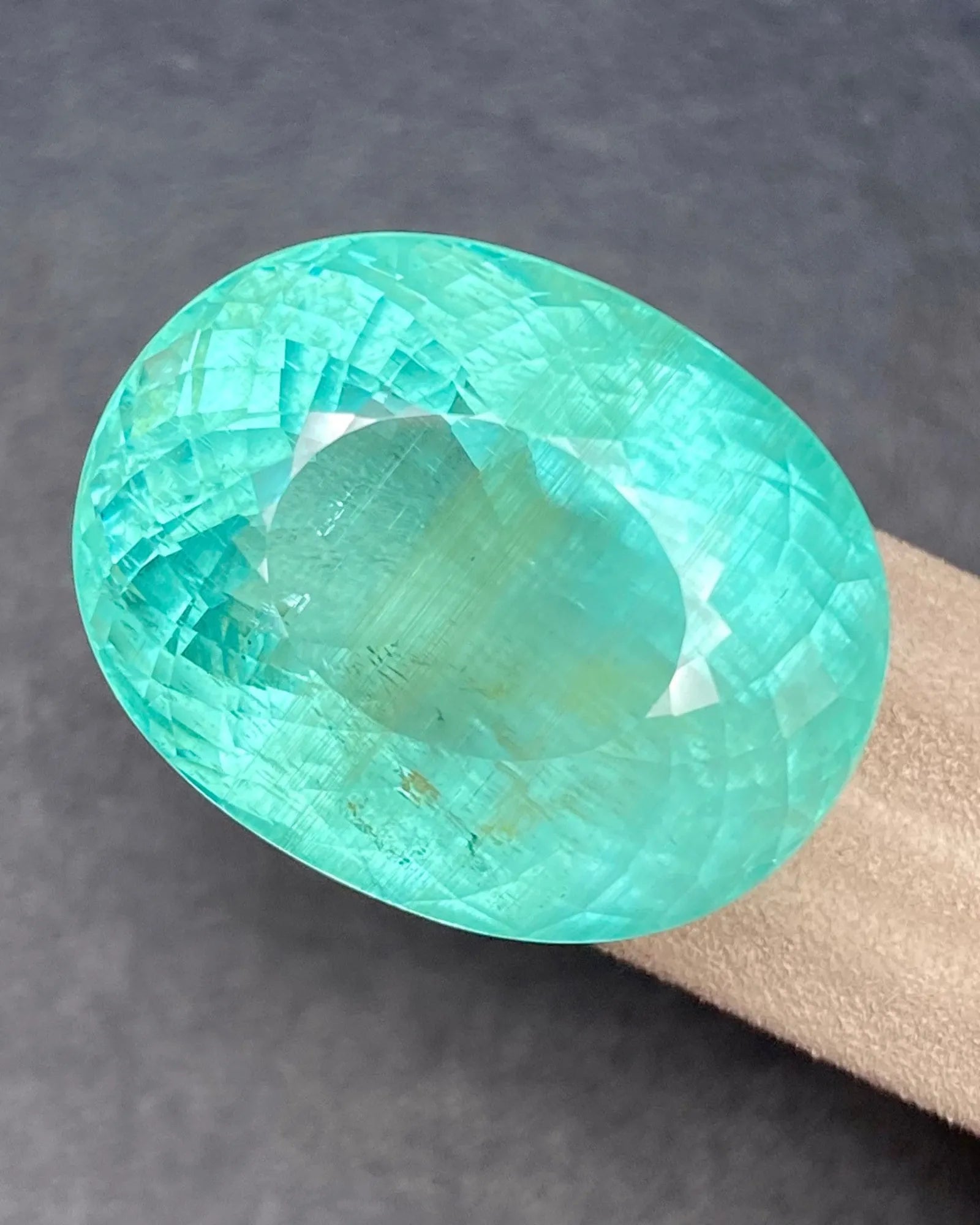 Measuring 31.30 × 24.60 × 20.67 mm, the gemstone has substantial length, width and depth, giving it presence from both the face-up view and the profile.