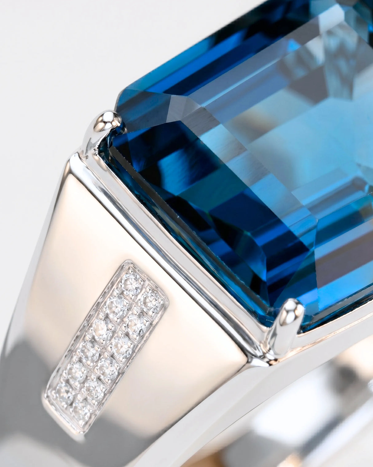 Men’s London blue topaz signet ring emerald cut 925 sterling silver | SARATTI