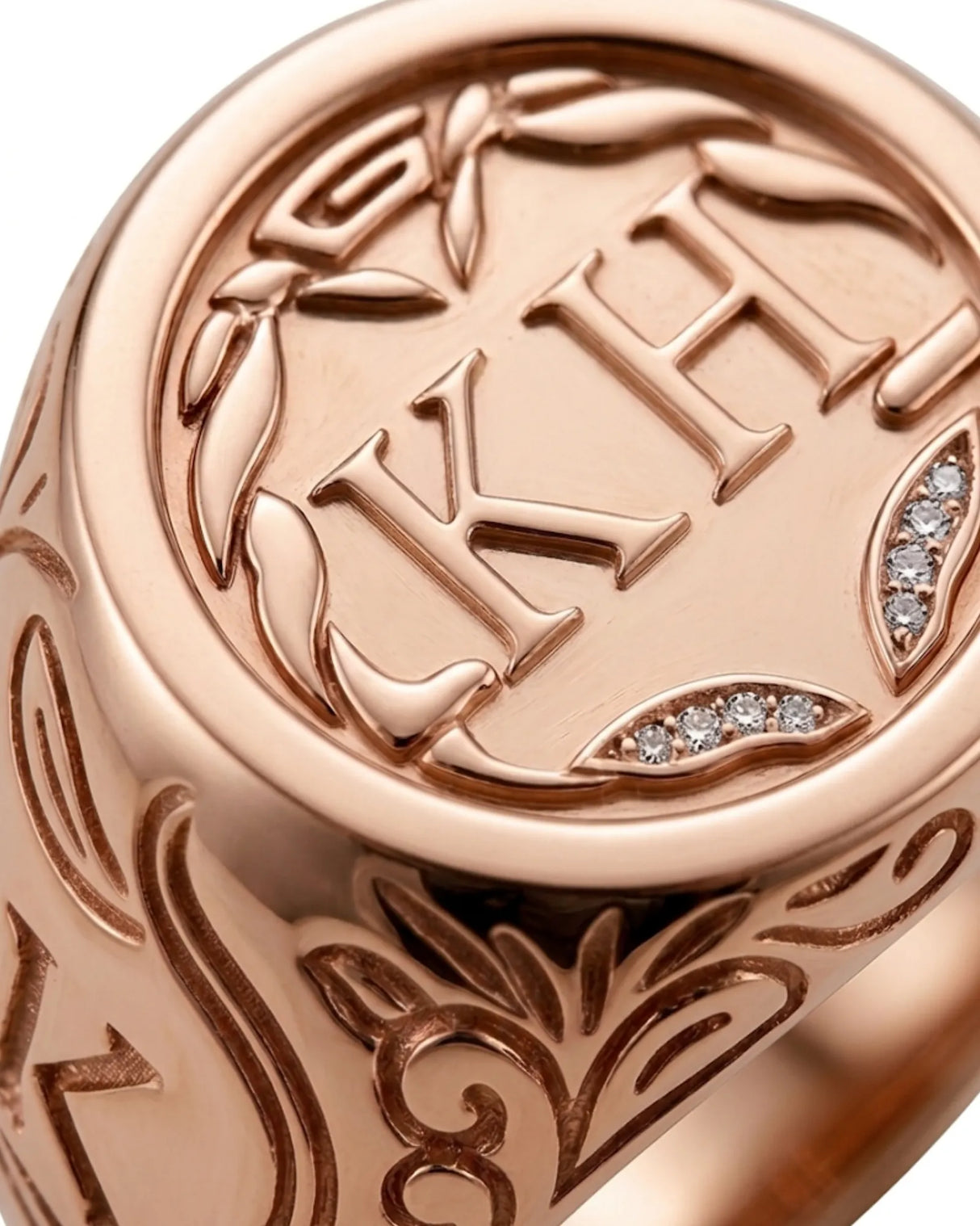 Mens initial ring worn on model in platinum | SARATTI