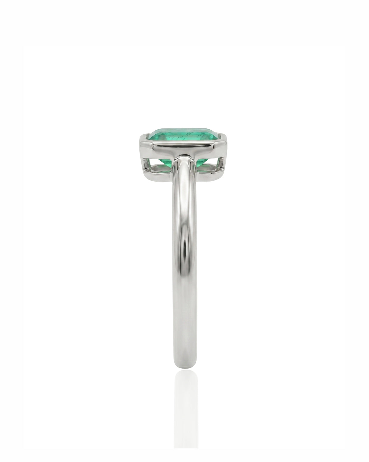 Minimal natural emerald statement ring in Platinum | SARATTI