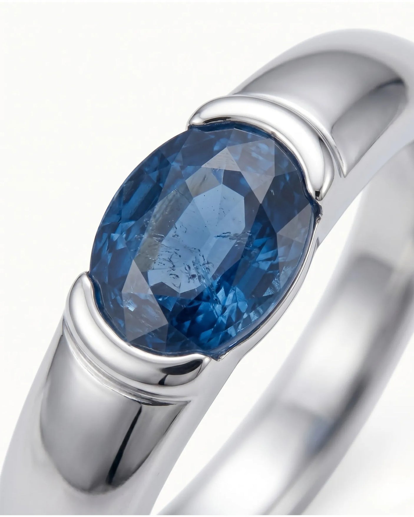 Minimalist sapphire ring with smooth polished band in polished platinum - SARATTI