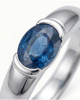 Minimalist sapphire ring with smooth polished band in polished platinum - SARATTI