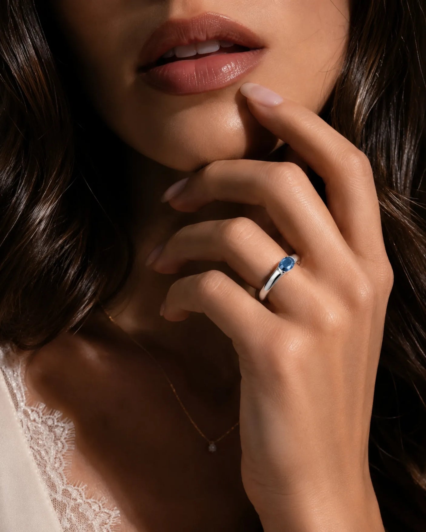 Minimalist sapphire ring with smooth polished band in refined white gold | SARATTI