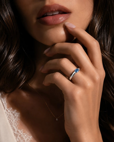 Minimalist sapphire ring with smooth polished band in refined white gold | SARATTI