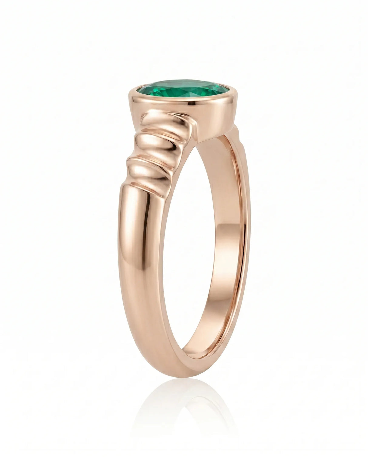 Modern emerald bezel ring in 18K rose gold | SARATTI

