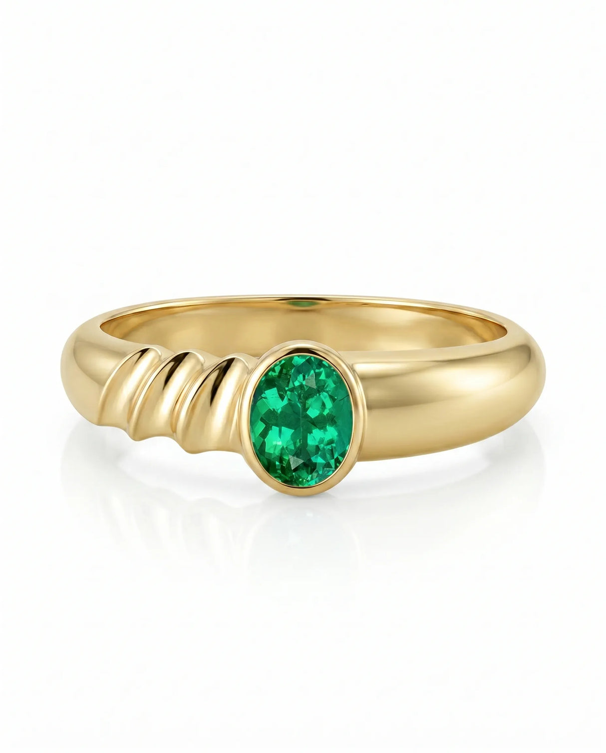 Modern emerald bezel ring in 18K yellow gold | SARATTI

