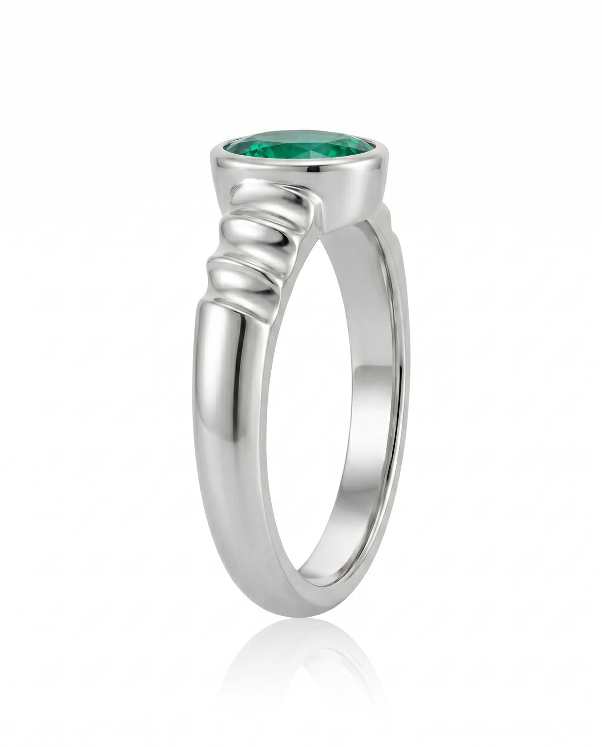 Modern emerald bezel ring in platinum | SARATTI
