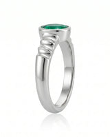 Modern emerald bezel ring in platinum | SARATTI
