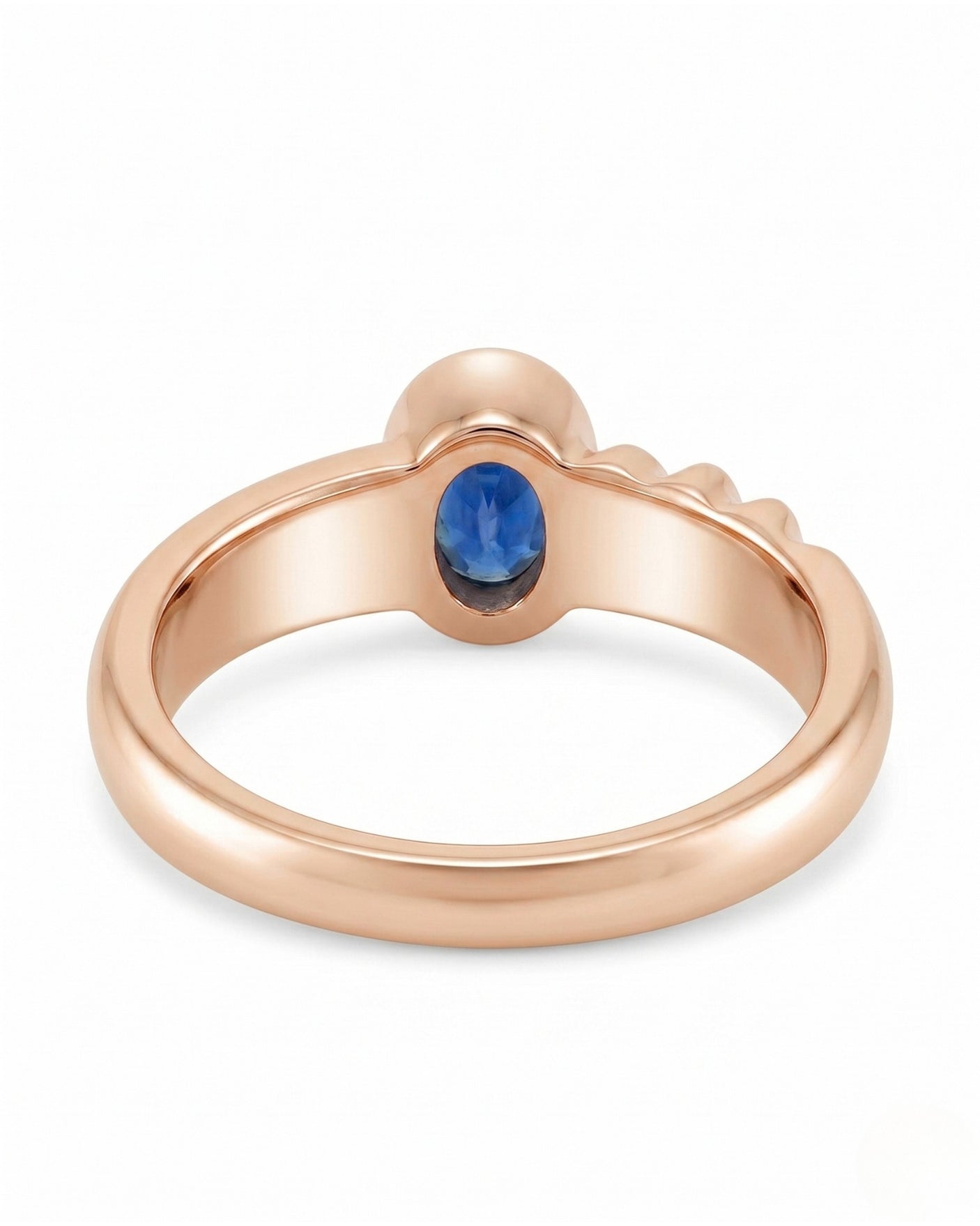 Modern oval sapphire ring with sculptural groove detail in polished 18K Rose Gold | SARATTI