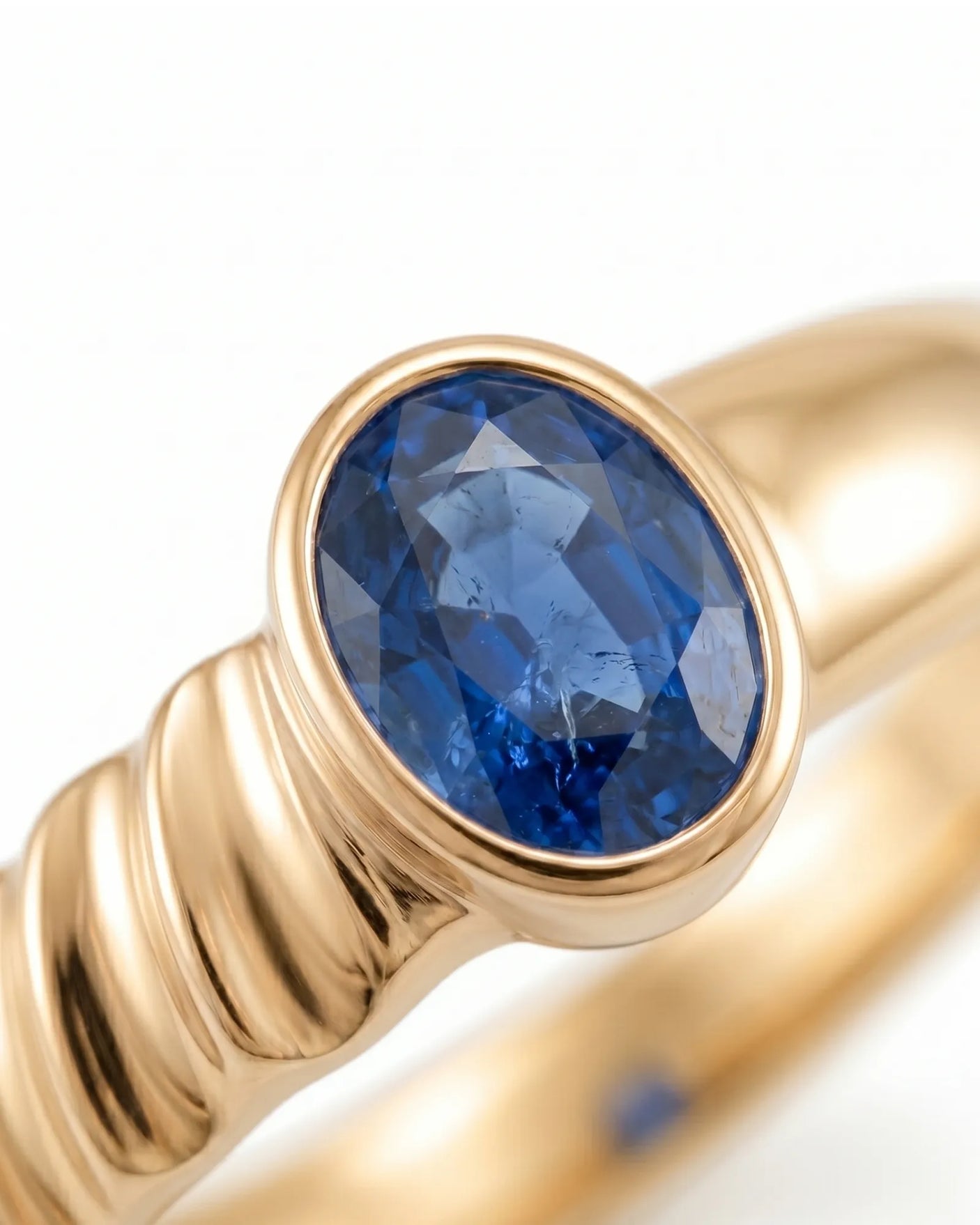 Modern oval sapphire ring with sculptural groove detail in polished 18K Yellow Gold | SARATTI