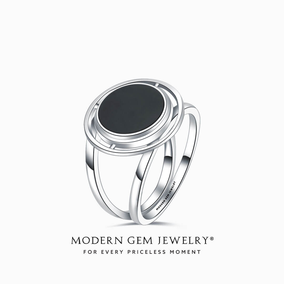 Black Onyx Ring in Split Shank Design | Modern Gem Jewelry | Saratti
