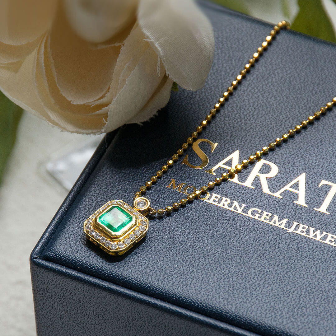 18K White Gold Square Cushion Emerald Diamond Necklace