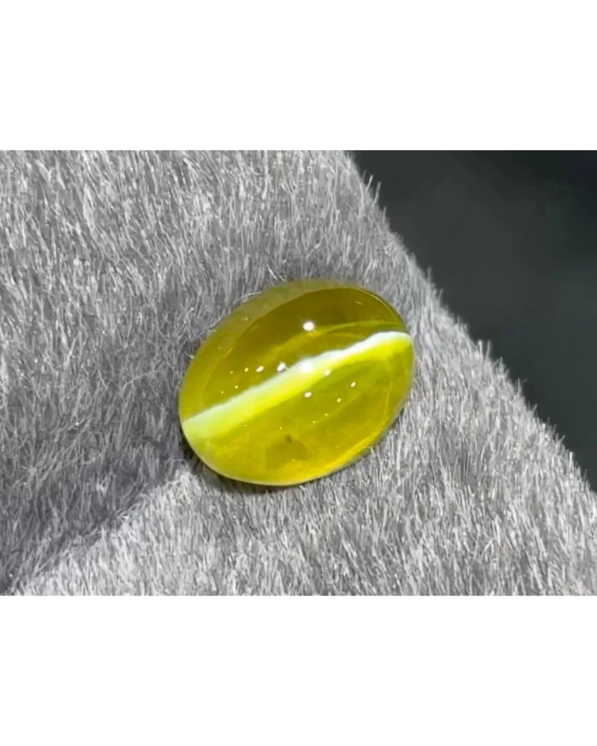Natural 2.02 carat Honey Color Cat's Eye Chrysoberyl oval cabochon close-up | SARATTI