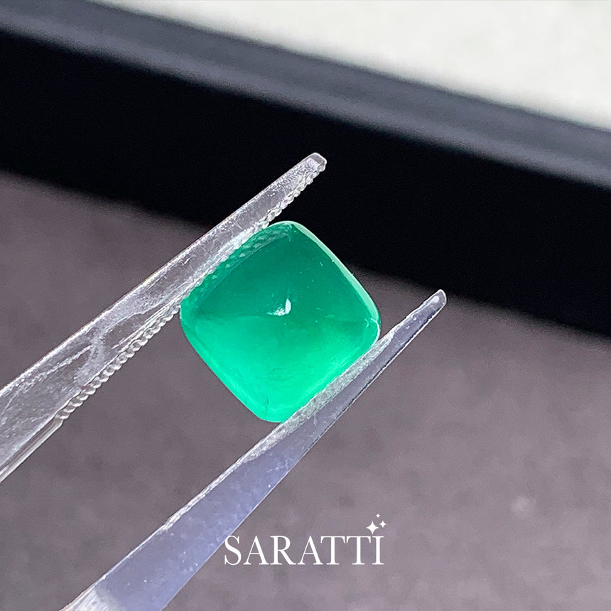 Natural 3.01 carat emerald vivid green sugarloaf top view | SARATTI  