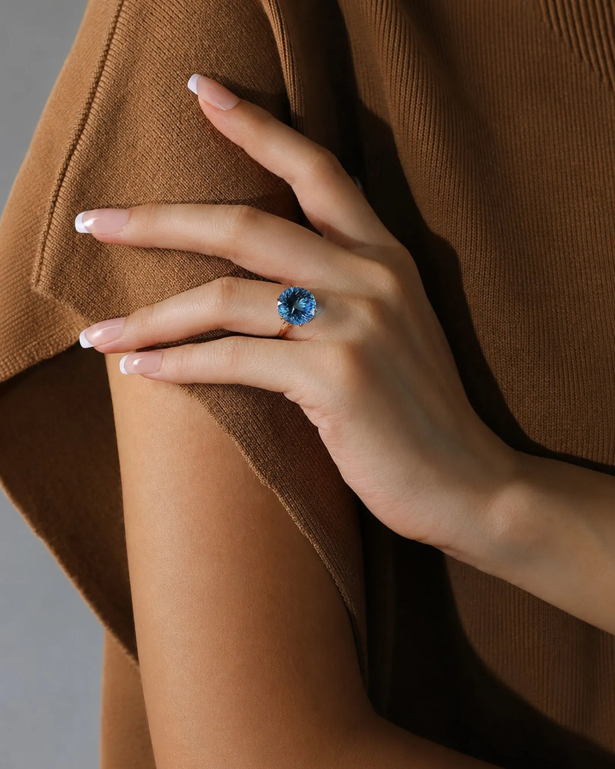 Natural 9.5-carat Swiss Blue topaz ring with round center and diamond accents in 18K rose gold - SARATTI