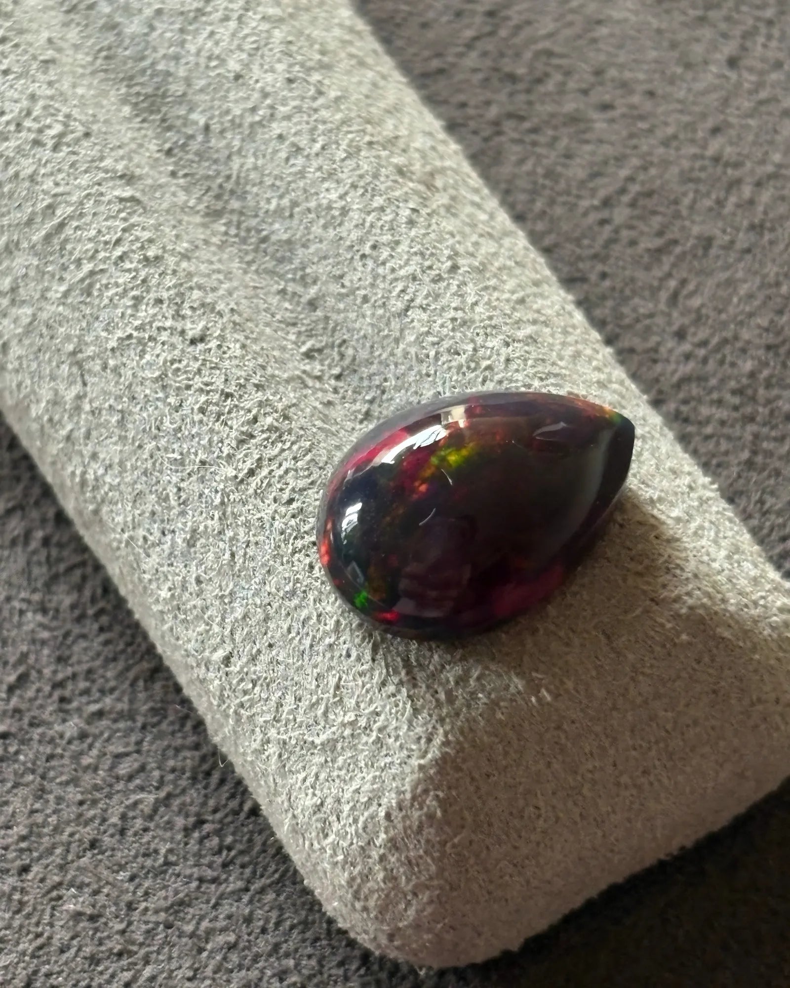 Natural Black Opal with dark blackish red bodycolour and vivid play of colour | SARATTI