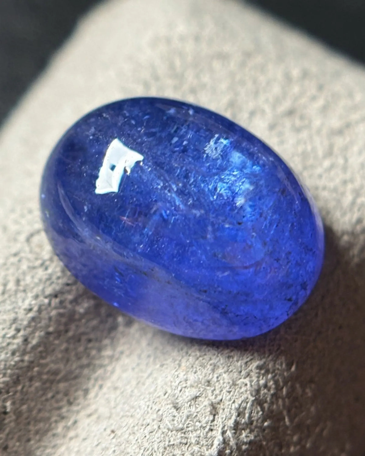 Natural Blue-purple Tanzanite oval cabochon close-up | SARATTI