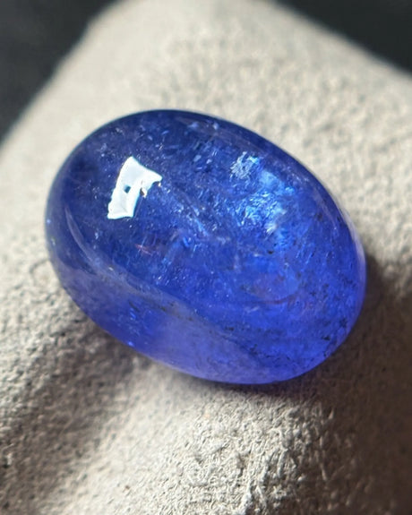 Natural Blue-purple Tanzanite oval cabochon close-up | SARATTI
