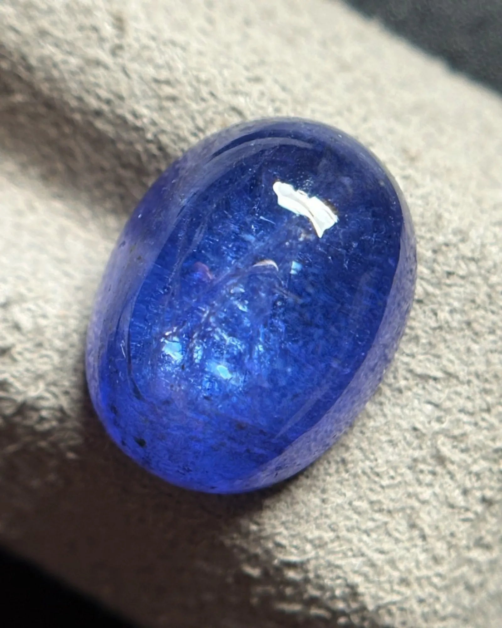 Natural Blue-purple Tanzanite rear view oval cabochon | SARATTI