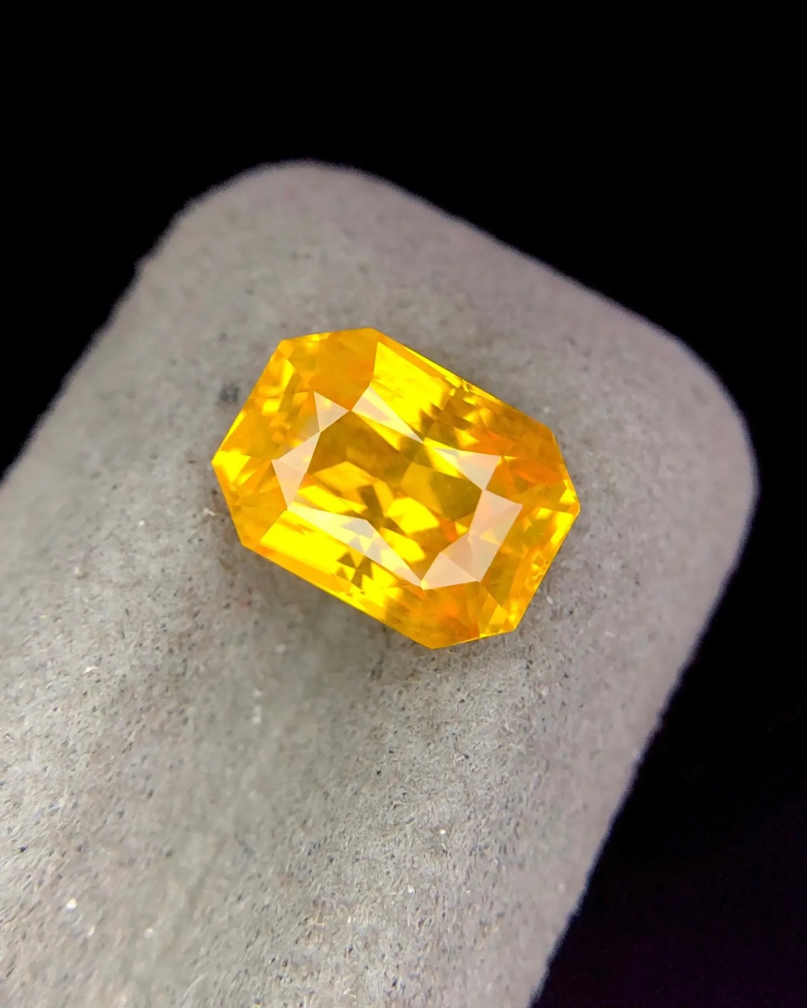 Natural Canary Yellow Sapphire 3.55ct Radiant modified brilliant close-up | SARATTI