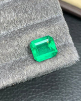 Natural Colombian Emerald emerald-cut gemstone showing broad Step-cut facets | SARATTI