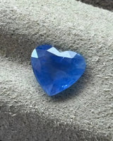 Natural Cornflower Blue Sapphire Heart Cut close-up | SARATTI