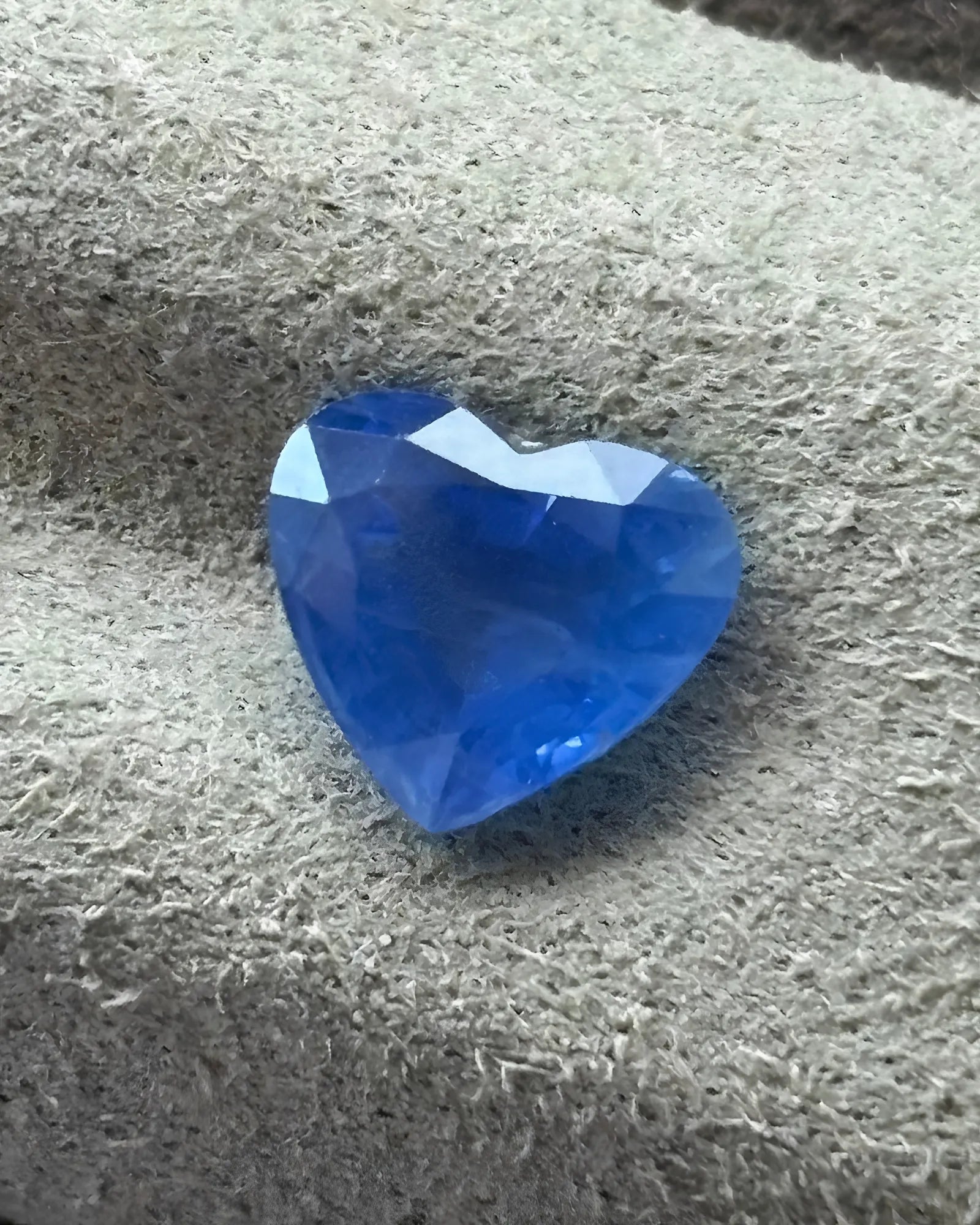 Natural Cornflower Blue Sapphire Heart Cut close-up | SARATTI