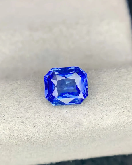 Natural Cornflower Blue Sapphire Modified Brilliant Cut close-up | SARATTI
