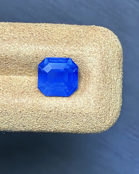 Natural Cornflower Blue Sapphire step cut close-up | SARATTI