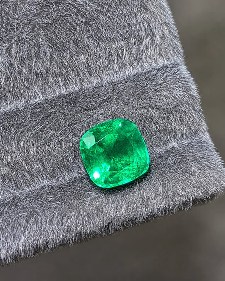 Natural Emerald cushion gemstone shown from an alternate face-up angle | SARATTI