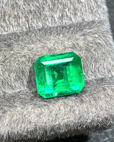 Natural Emerald emerald-cut gemstone showing broad Step-cut facets | SARATTI
