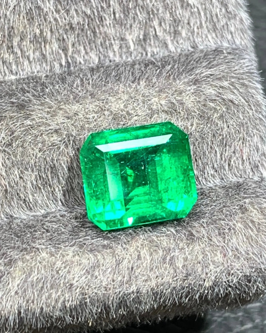 Natural Emerald emerald-cut gemstone showing broad Step-cut facets | SARATTI