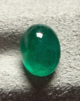 Natural Emerald oval cabochon measuring 7.2 by 9.33 millimetres | SARATTI